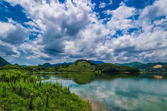 江南上品会稽红茶 江南水乡 梦中吴越 小桥流水与青山烟雨共同勾画出了水墨江南与吴越古韵。漫步江南烟雨之中,遥见江中乌篷小船,细浆轻摇,迢迢而来。江南之美,如细水长流,绵绵于心。 江南盛景,绍兴美甚。浙江绍兴,自古富庶、最具江南之美,中国的山水之美与江南的诗情画意在此交融;其地处华东沿海、长江三角洲南部,襟海带江;古为吴越之地,今江浙文化之源;亦为名城都会,素有文物之邦、鱼米之乡之称。 在2500余年的漫长时光中,绍兴古城孕育了灵秀的会稽神山以及深厚的人文底蕴,被称为山清水秀之城、历史文物之